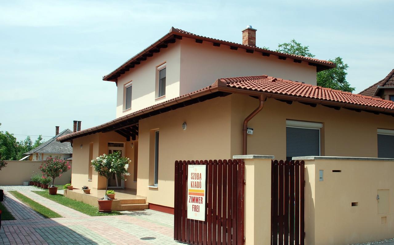 Kalvin Utcai Apartmanok Hajdúszoboszló Buitenkant foto